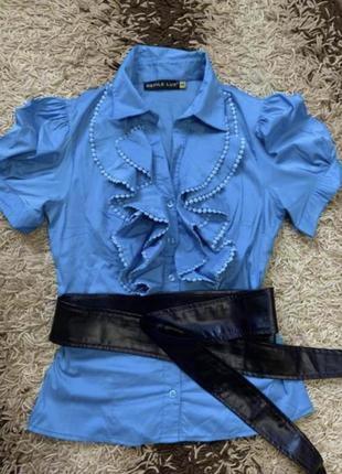 Голубая блуза с коротким рукавом «фонарик» и поясом корсет