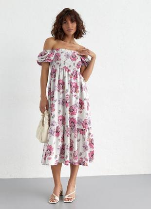 Летнее платье в цветочный узор с открытыми плечами