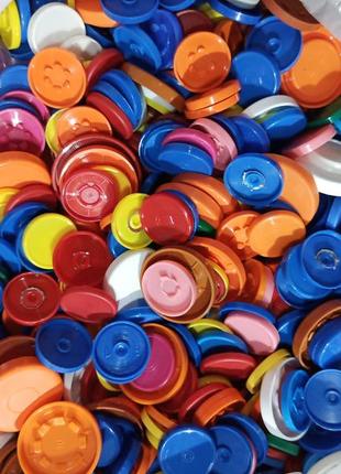 Пластиковые цветные крышки для творчества