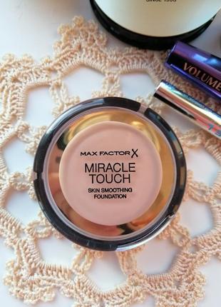 Тональна основа для обличчя max factor miracle touch smoothing...