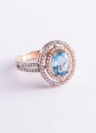 Золотое кольцо с голубым топазом и фианитами к04648