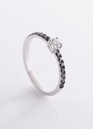 Золотое кольцо с белым и черными бриллиантами кб0472di