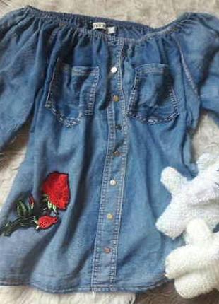 Джинсовая блузка с вышивкой розы