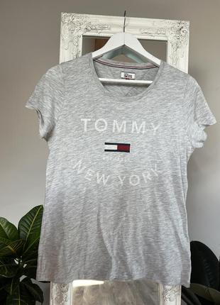 Серая женская футболка Tommy hilfiger м оригинал серая футболк...