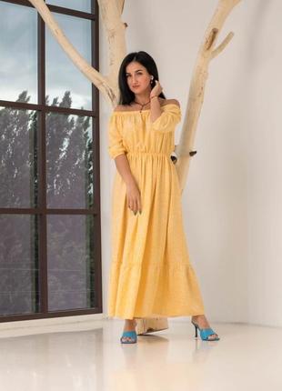Женское длинное платье в желтый цвет с открытыми плечами и кор...