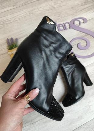 Женские кожаные ботильоны черные носок украшен кристаллами  на...