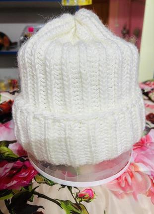 Теплая шапка крупной вязки белого цвета
