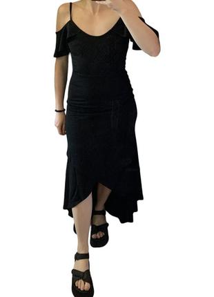 Платье черное с открытыми плечами, асимметрия