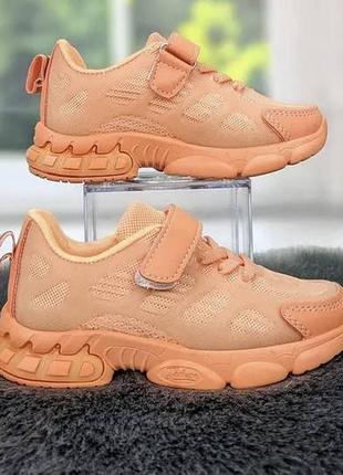 Оранжевые кроссовки с люминисцентным покрытием