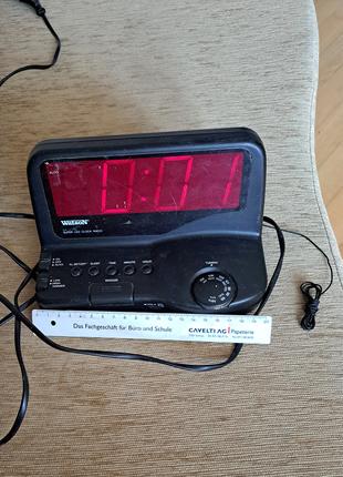 Електронний годинник з радіо та будильником