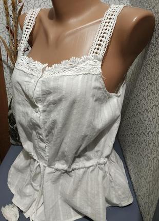 Легкая белая блузка из хлопка.