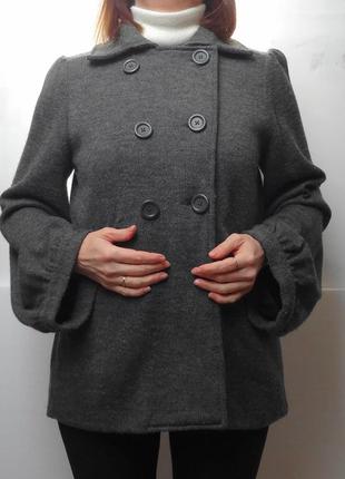 Шерстяное, трикотажное пальто на весну с широкими рукавами.