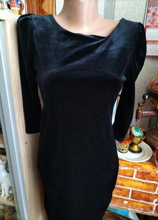 Маленькое черное вилюровое платье