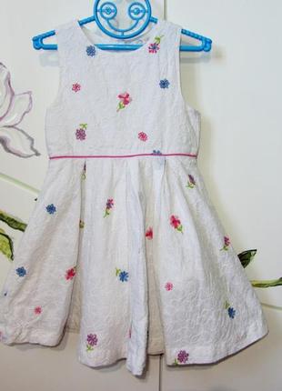 Нарядное белое летнее платье сарафан с вышивкой нашивками с цв...
