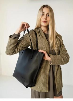 Женская сумка большого размера и сдержанного дизайна с одним о...