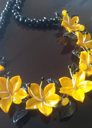 Комплекс украшений с черно желтыми лилиями из полимерной глины...