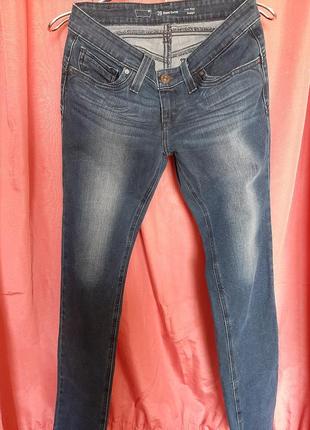 Крутые джинсы с необработанным краем и моделированием фигуры
