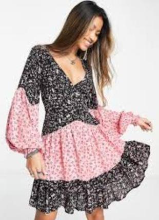 Розово-черное мини-платье с цветочным принтом и

завязками на ...