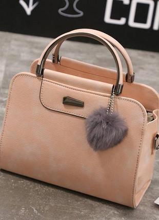 Женская маленькая сумочка с меховым брелоком розовый