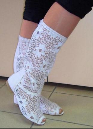 Білі красиві чобітки
