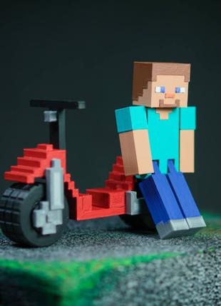 Стив из Minecraft и его скутер. фигурка игрушка из игры видео