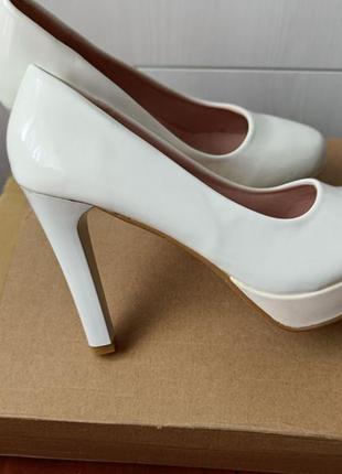 Новые белые туфли