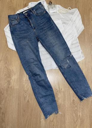 Женские стильные джинсы рванки с необработанными краями