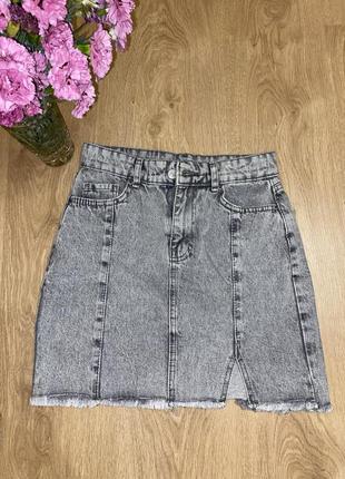 Серая джинсовая юбка на лето с мини разрезом