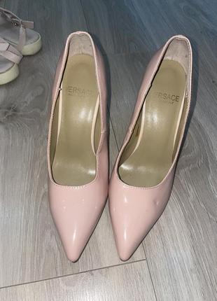Розовые лакированные туфли versace