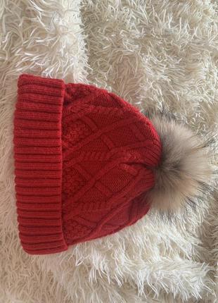 Красная зимняя шапка с помпоном енот