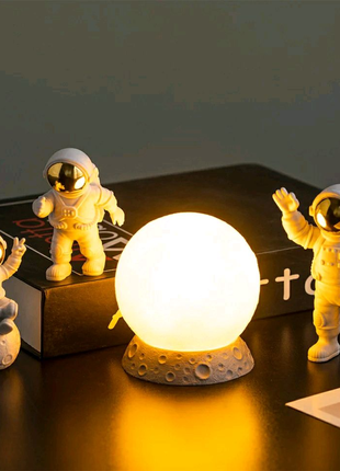 Набор статуэток из 3 космонавтов+ночник в виде Солнца.