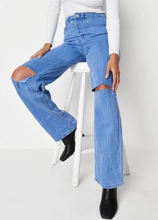 Голубые джинсы с порезами на коленях от missguided
