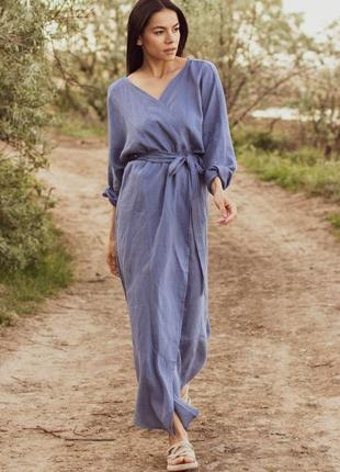 Голубое платье на запах с поясом в стиле кимоно из натуральног...