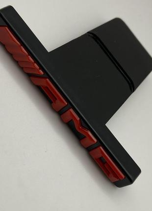 Шильдик AMG на решетку радиатора c платформой черный красный