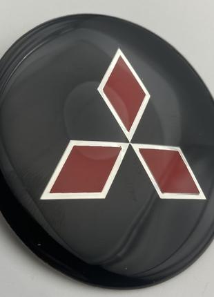 Наклейка для колпачков с логотипом Mitsubishi черная с красным...