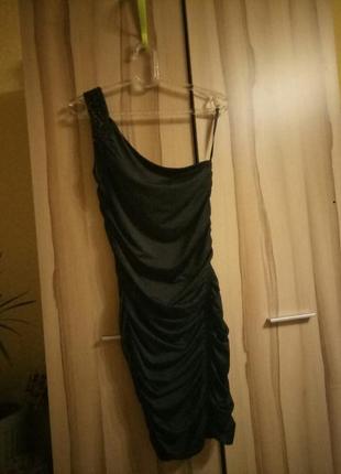 Элегантное черное эластичное платье через одно плечо loverepublic