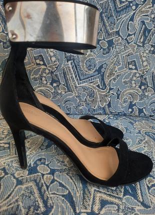 Черные замшевые босоножки туфли сандалии с металлическим ремеш...