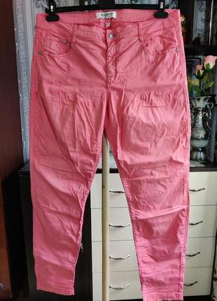 Рожеві жіночі літні джинси