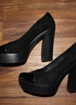 Черные замшевые туфли