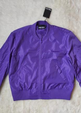 Фиолетовая короткая куртка бомбер с молнией плащевка с манжета...
