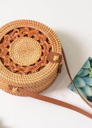 Женская сумка плетенная из ротанга круглая летняя