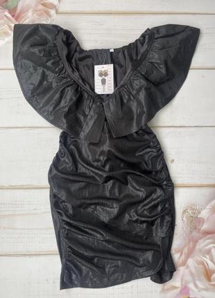 Черное короткое силуэтное мини платье с декольте