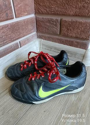 Футбольные кроссовки для мальчика