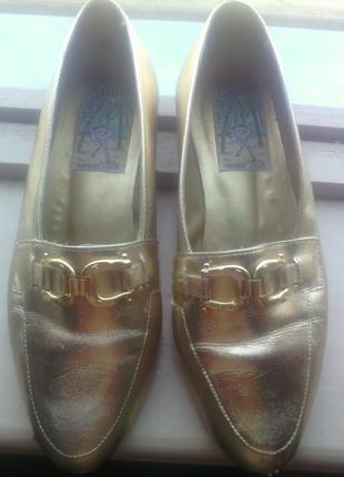 Кожаные моднейшие золотые туфли лоферы дерби 36 размер