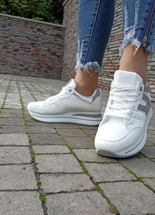Білі кросівки на платформі