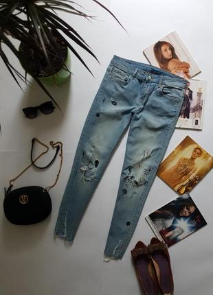 Яркие рваные джинсы zara