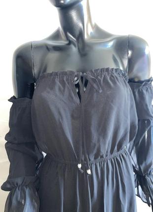 Длинное черное шифоновое платье с открытыми плечами