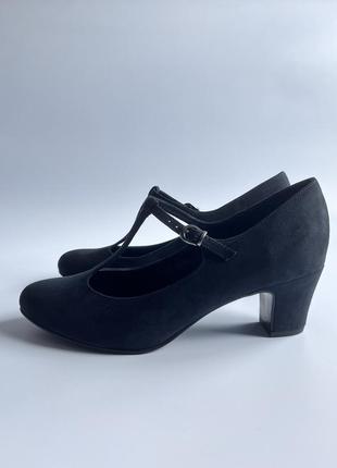 Класичні чорні замшеві туфлі на короткому каблуку з ремінцем