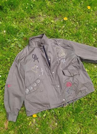 Куртка вітровка h&m кольору хакі з нашивками