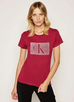 Женская футболка calvin klein jeans красного цвета.